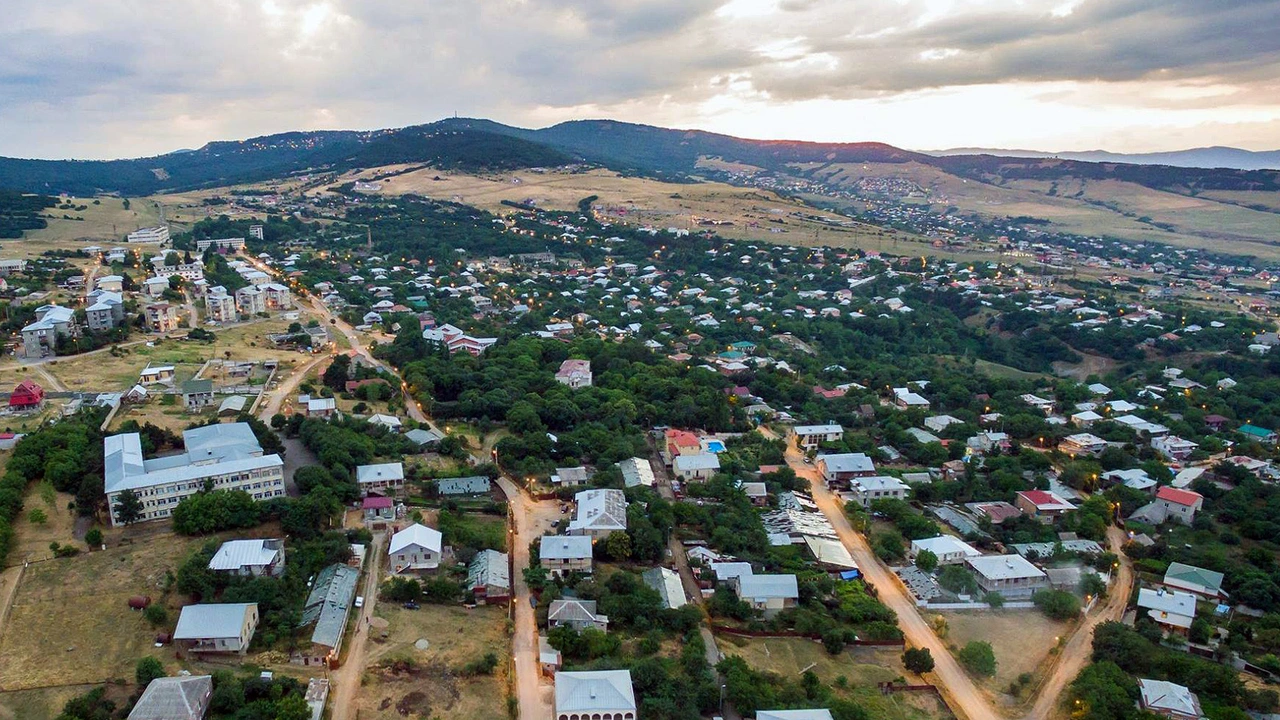 第比利斯塔巴赫梅拉：历史、发展与房地产