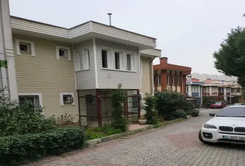İstanbul Başakşehir'de satılık tamamen yenilenmiş villa | SH199